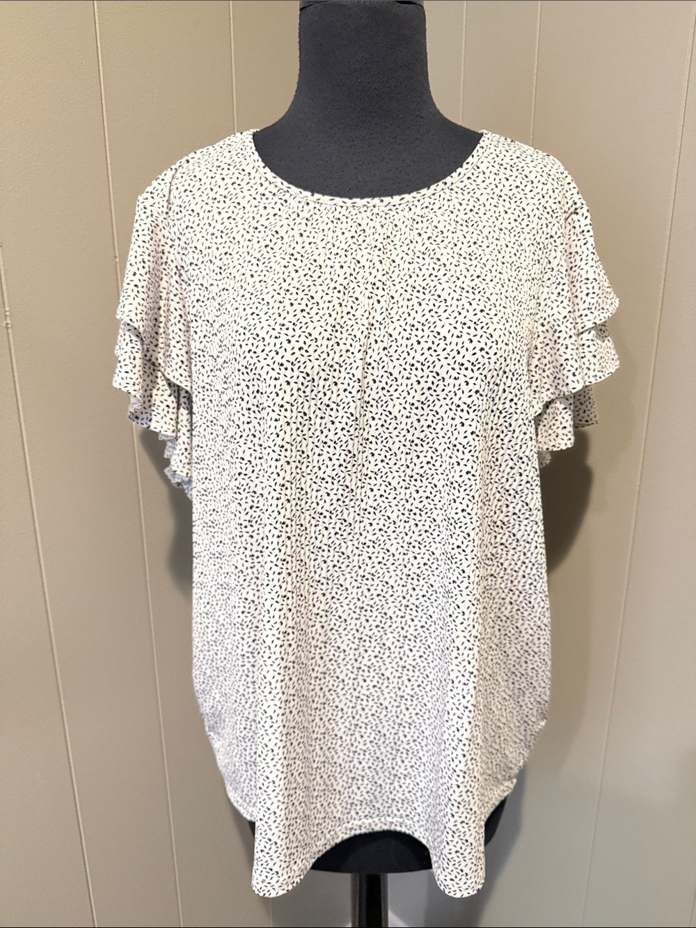 B44 Adrianna Papell Women’s XL White Blouse with Black Speckle Ruffle Sleeves